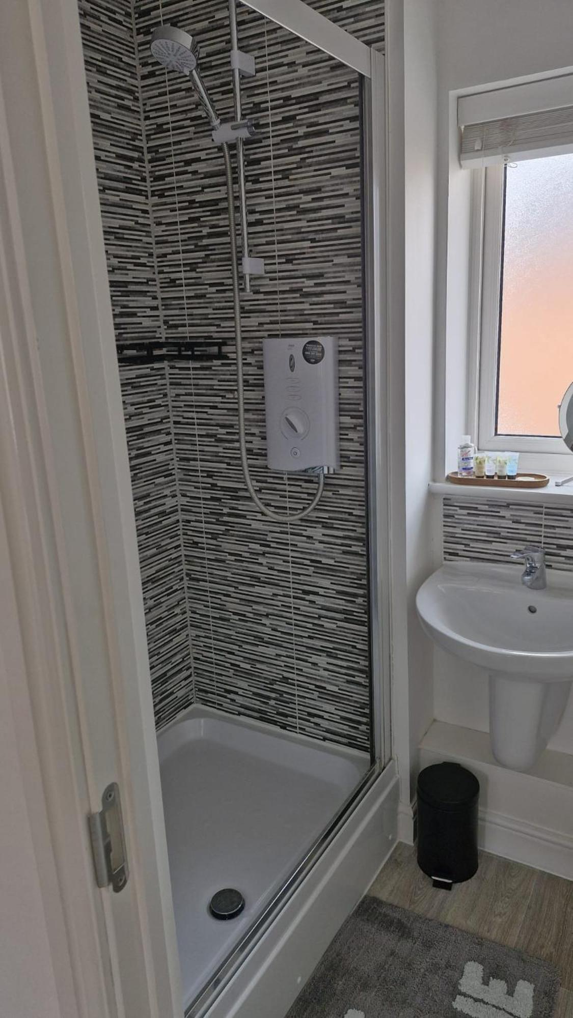 Modern Double Room With En-Suite, Parking & Fast Wifi - Close To Beach Сэндгэйт Экстерьер фото
